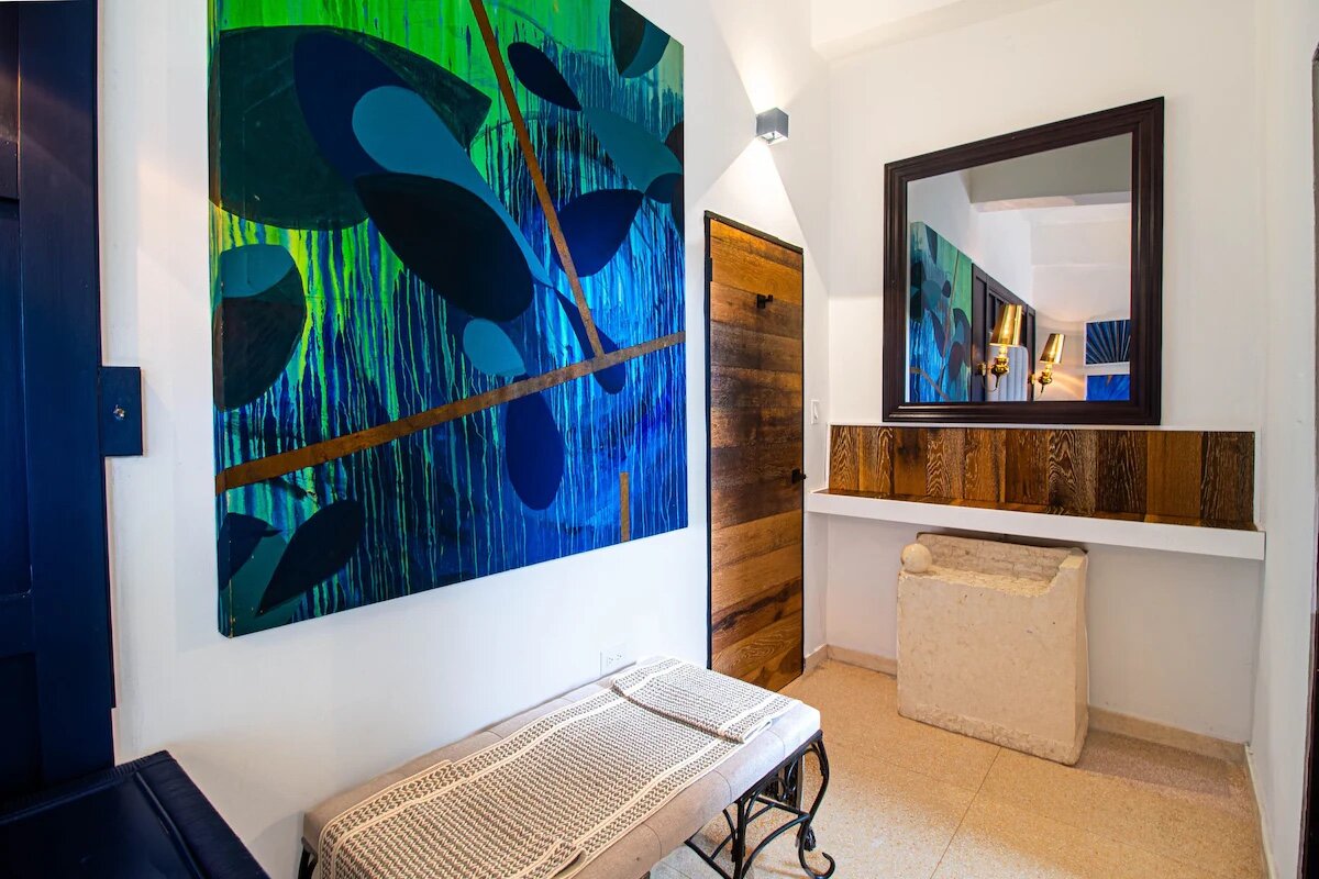 Premium Room, 1 King Bed, Ground Floor - entry and vanity