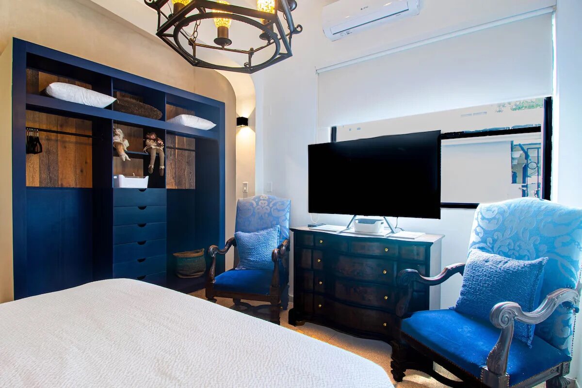Premium Room, 1 King Bed, Ground Floor - TV and sitting area