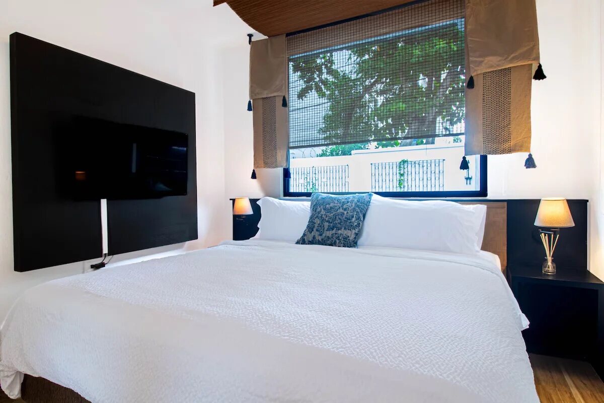 Luxury Room, 1 King Bed, Pool View, Ground Floor - bedroom
