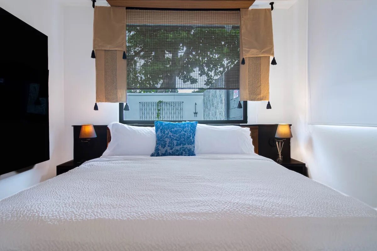 Luxury Room, 1 King Bed, Pool View, Ground Floor - bedroom