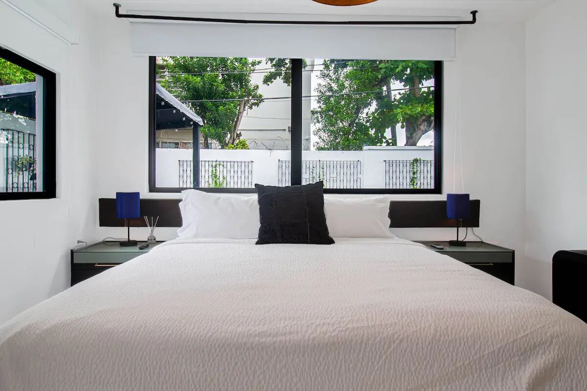 Luxury Room, 1 King Bed, Connecting Rooms, Pool View - bedroom