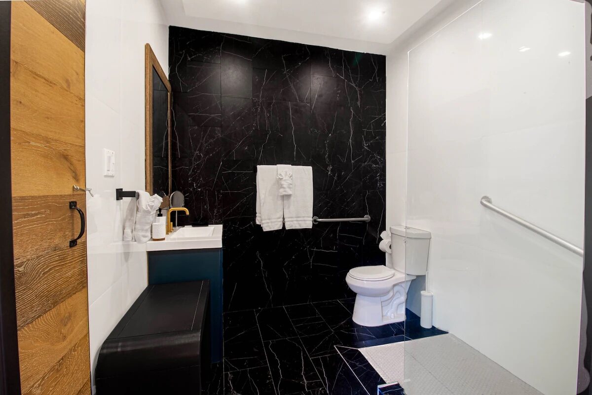 Deluxe Double Room, 2 Queen Beds, Courtyard View, Ground Floor - bathroom