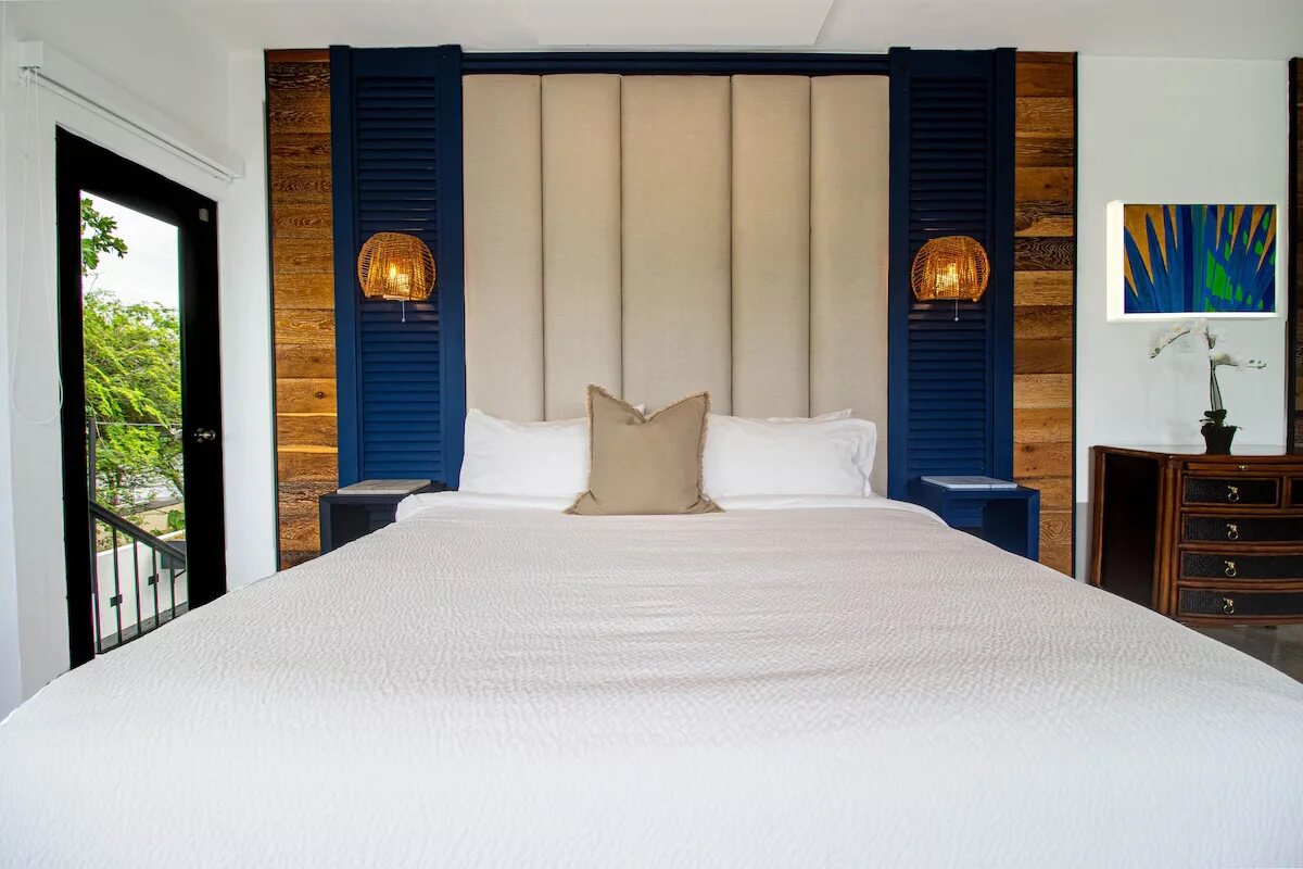 Grand Room, 1 King Bed, Ocean View - king bed with panelled headboard