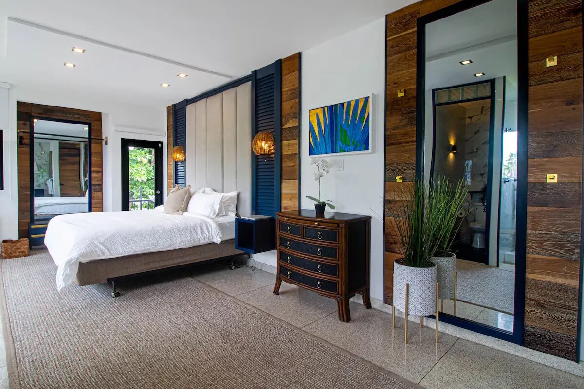 Grand Room, 1 King Bed, Ocean View - bedroom and dressing area
