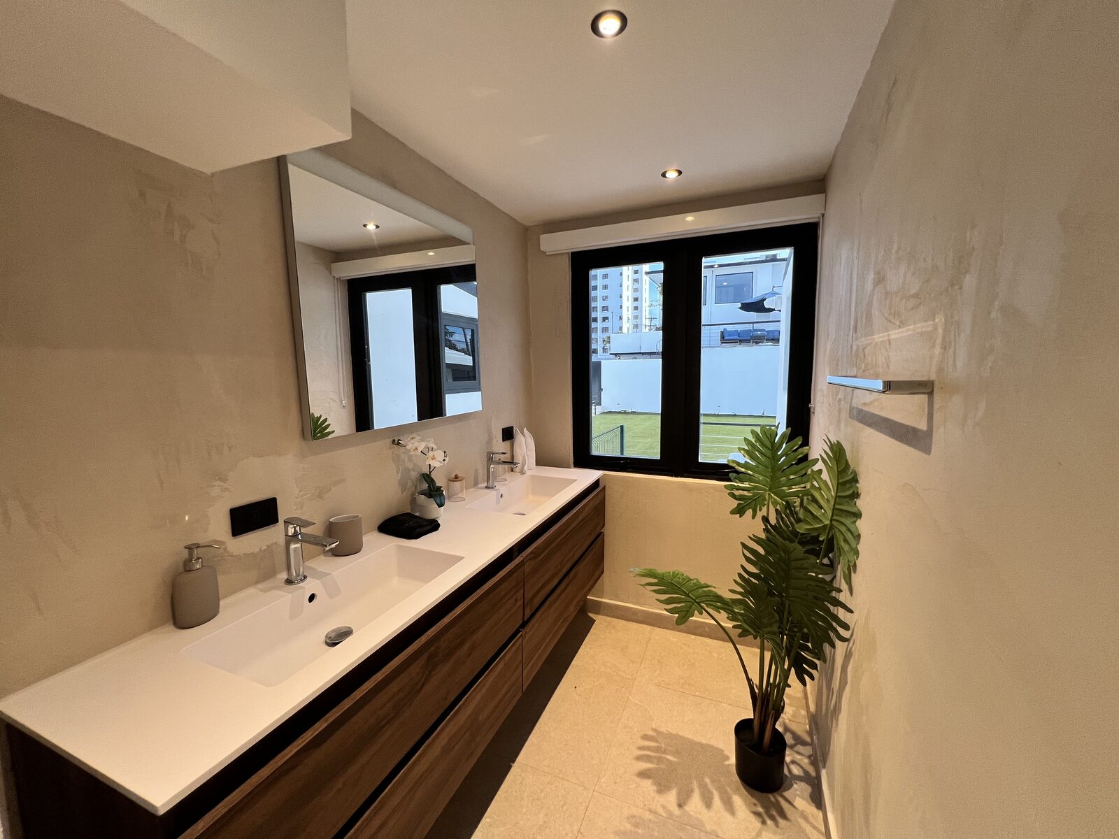 Garden Room - bathroom
